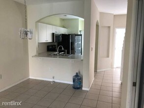 5755 NW 115th Ct in Doral, FL - Foto de edificio - Building Photo