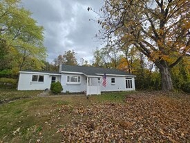 1062 Aquetuck Rd in Ravena, NY - Building Photo