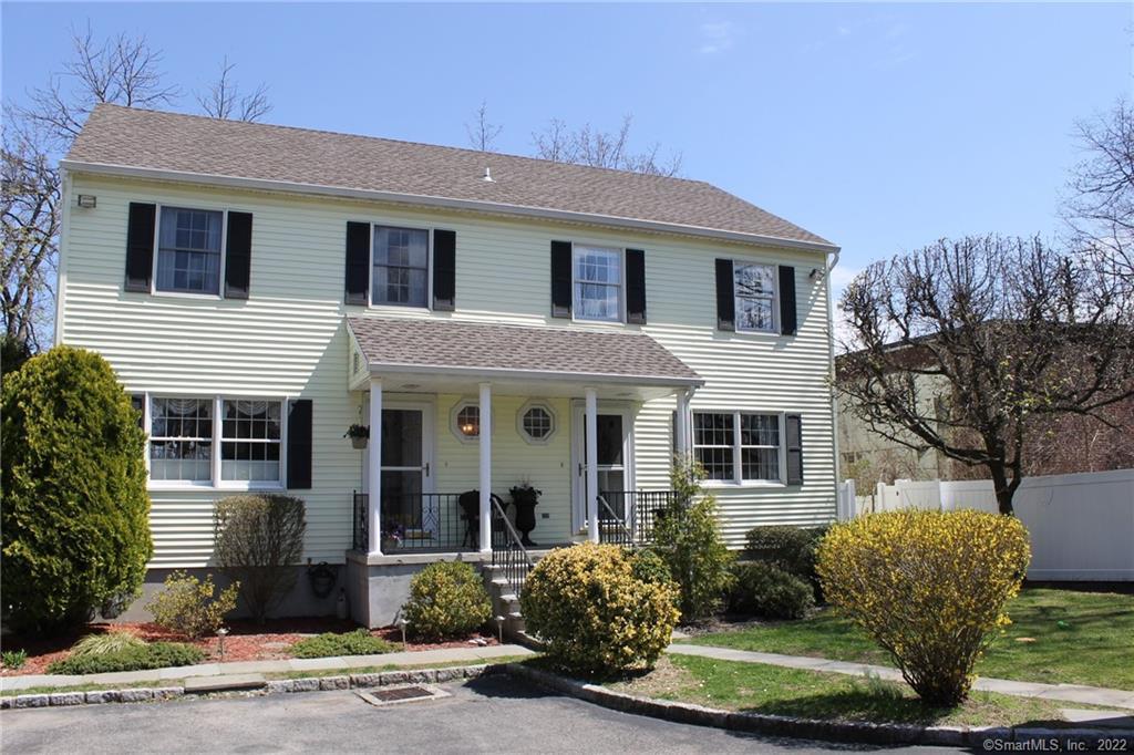 102 Halstead Ave in Greenwich, CT - Building Photo