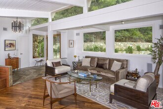 9769 Oak Pass Rd in Beverly Hills, CA - Building Photo - Building Photo