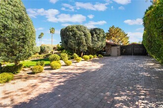 3281 Montecito Dr in Las Vegas, NV - Building Photo - Building Photo