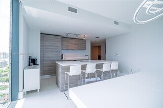 650 NE 32nd St, Unit 1701 in Miami, FL - Foto de edificio - Building Photo