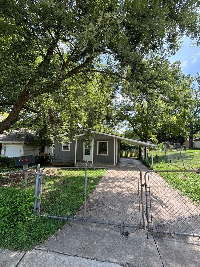 property at 2106 N Elizabeth Ave