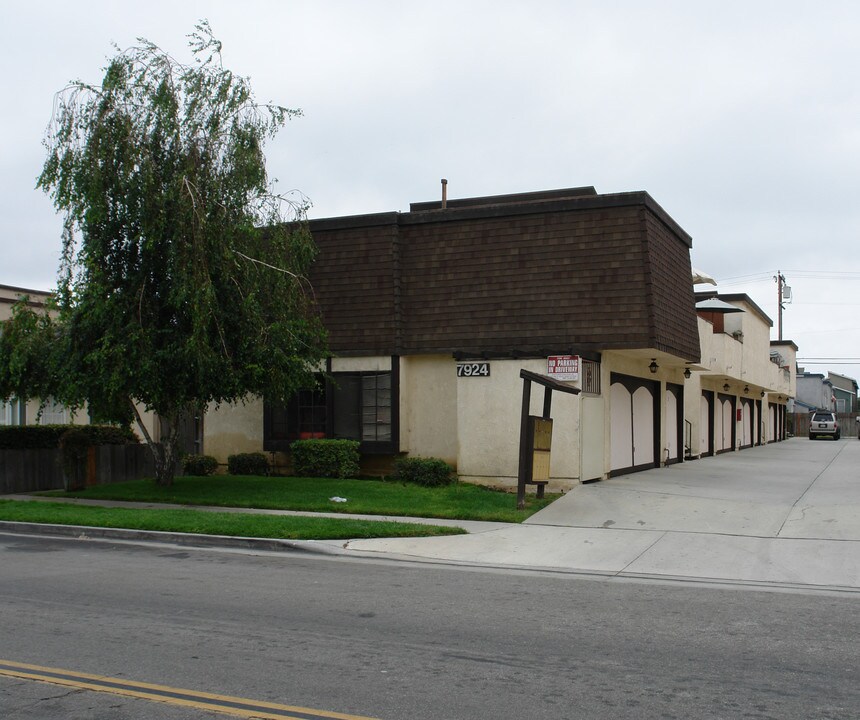 7924 Stark St in Huntington Beach, CA - Building Photo