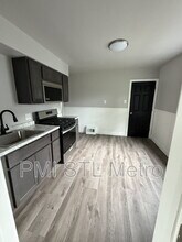 8051 Airport Rd in Berkeley, MO - Foto de edificio - Building Photo