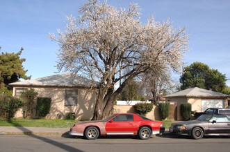1302-1342 E Shields Ave in Fresno, CA - Foto de edificio - Building Photo