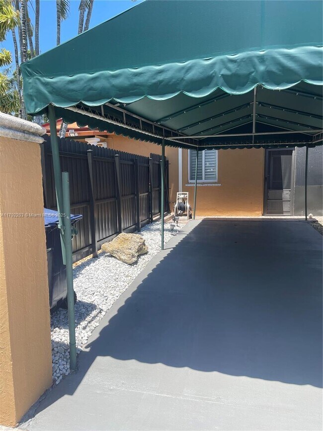 10811 SW 48th Terrace-Unit -B in Miami, FL - Foto de edificio - Building Photo