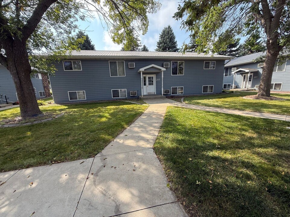 215 19th St SE in Watertown, SD - Building Photo