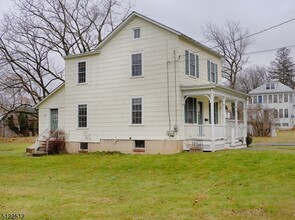 12 Hancock St in Clinton, NJ - Building Photo - Building Photo