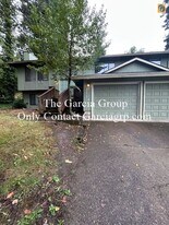 17949 SE Arista Dr in Milwaukie, OR - Building Photo