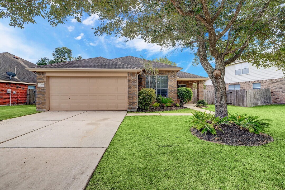 13834 Rolling River Ln in Houston, TX - Building Photo