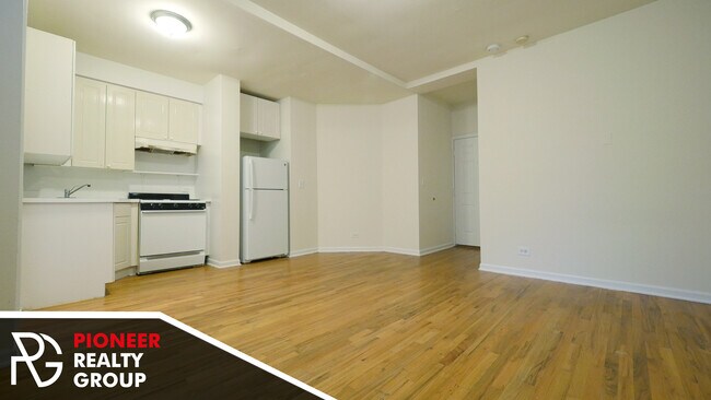 912 W Dakin St, Unit 917-110 in Chicago, IL - Building Photo - Building Photo