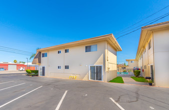 Century Townhomes in Manteca, CA - Building Photo - Building Photo