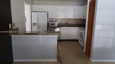 3658 E Bell Dr in Davie, FL - Building Photo - Building Photo