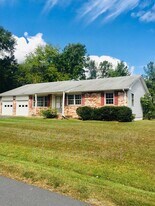 918 Churchill Dr in Fredericksburg, VA - Building Photo
