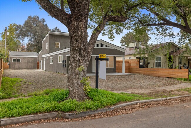 214 Kimble St, Unit B in Modesto, CA - Building Photo - Building Photo