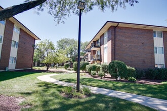 5S066 Pebblewood Ln in Naperville, IL - Building Photo - Building Photo