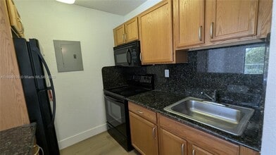445 SW 11th St, Unit 408 in Miami, FL - Foto de edificio - Building Photo
