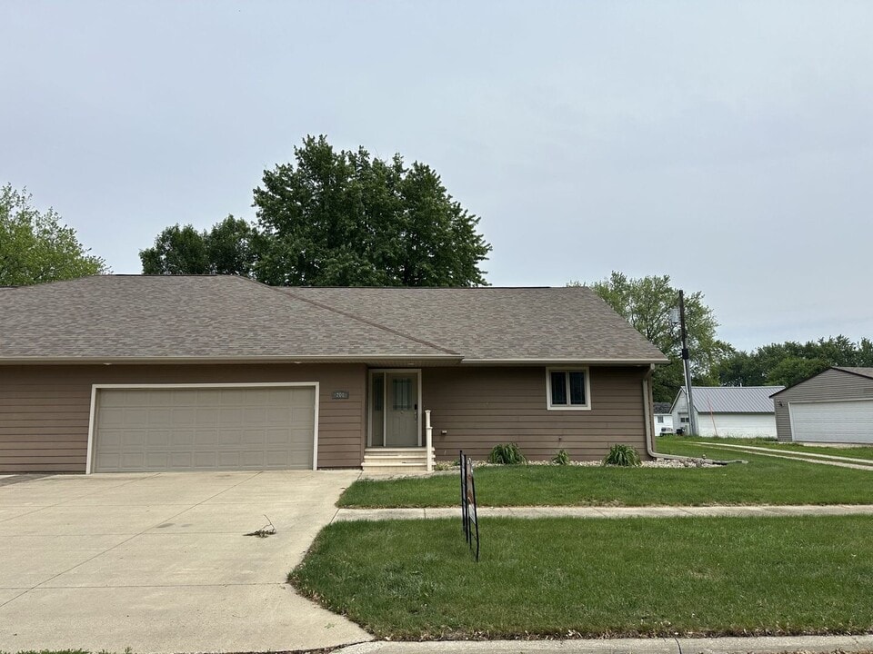 208 Franklin St in Sanborn, IA - Building Photo