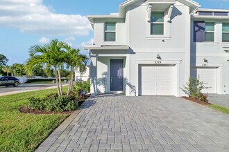 5719 SE Edgewater Cir in Stuart, FL - Building Photo - Building Photo