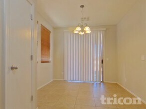 4028 W Pedro Ln, Unit 5907-303 in Phoenix, AZ - Foto de edificio - Building Photo