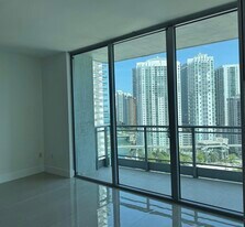 90 SW 3rd St, Unit 2403 in Miami, FL - Building Photo
