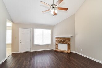 7082 Hampton Dr in Horn Lake, MS - Foto de edificio - Building Photo