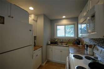 10 E Beach Rd in Charlestown, RI - Building Photo - Building Photo