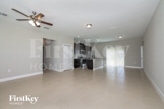 445 Eagle Dr in Poinciana, FL - Foto de edificio - Building Photo