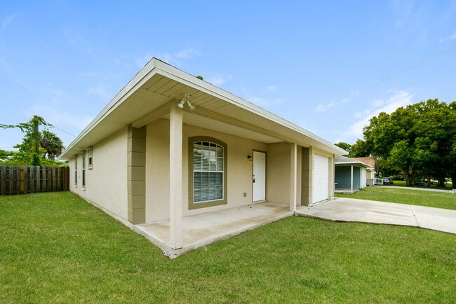 1336 25th Ave SW in Vero Beach, FL - Building Photo - Building Photo