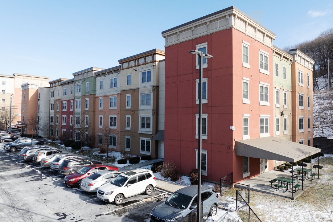 College Suites at City Station South in Troy, NY - Foto de edificio