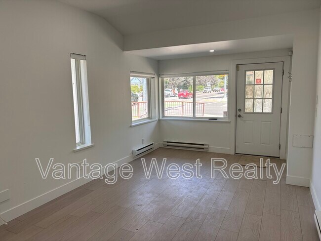 907 Sutherland Ave in Kelowna, BC - Building Photo - Building Photo