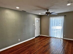 100 Lilac Ln in Burkburnett, TX - Foto de edificio - Building Photo