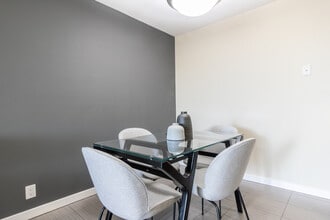 1050 Benton St in Santa Clara, CA - Foto de edificio - Building Photo