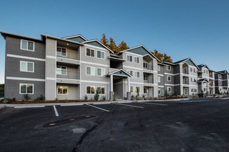 Huntington Place Apartments in Puyallup, WA - Building Photo - Building Photo