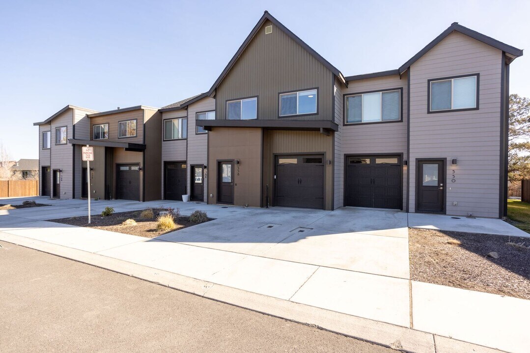 558 NW 28th Ct in Redmond, OR - Building Photo