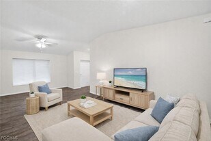 6056 Pecan Cir in La Belle, FL - Building Photo