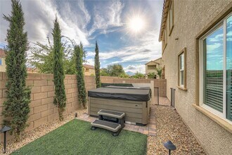 5990 Viscaya Grv St in Las Vegas, NV - Building Photo - Building Photo