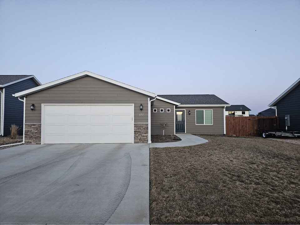 671 Valor Ct in Box Elder, SD - Building Photo