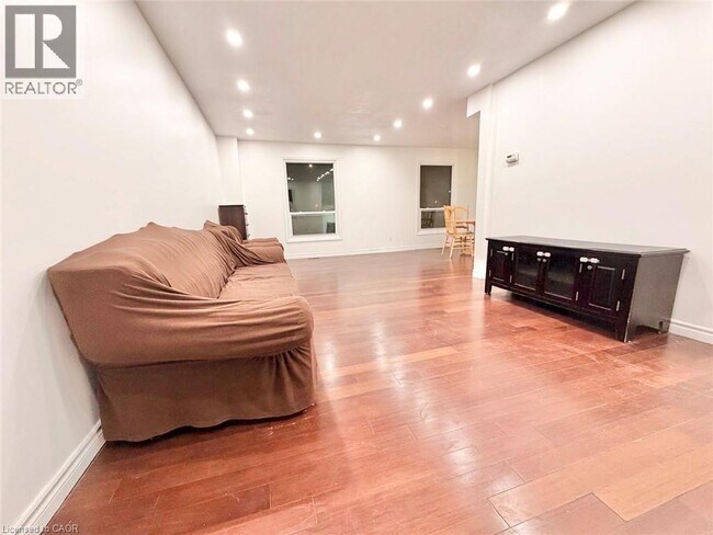 433 Keats Way in Waterloo, ON - Building Photo - Building Photo