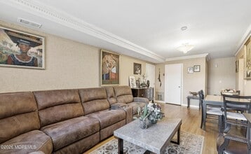 390 College Dr E in Edison, NJ - Building Photo - Building Photo