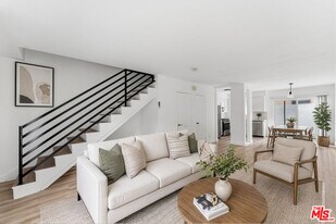 825 S Detroit St in Los Angeles, CA - Building Photo