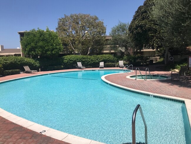 6542 Ocean Crest Dr, Unit B210 in Rancho Palos Verdes, CA - Foto de edificio - Building Photo