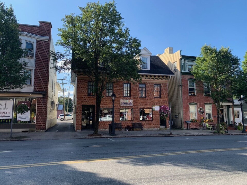 18 W King St in Shippensburg, PA - Building Photo