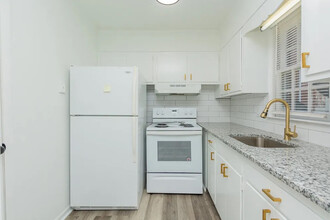 Room in Townhome on Greenbriar Rd in Greensboro, NC - Building Photo - Building Photo