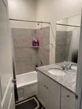 1050 Crenshaw Wy in San Antonio, TX - Foto de edificio - Building Photo