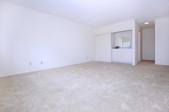 Emerald Victoria Apartments in Torrance, CA - Foto de edificio - Building Photo