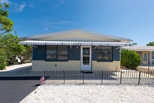 11095 2nd St E in Treasure Island, FL - Building Photo