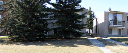 4217 Bow Trl SW in Calgary, AB - Building Photo - Building Photo