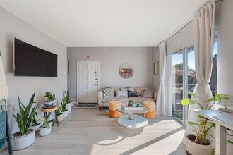 4211 Holland Ave in Dallas, TX - Building Photo - Building Photo